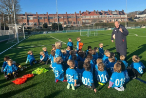 Peter Entrop spreekt de kinderen lovend toe