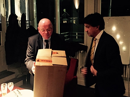 Rob Groos (l) ontvangt de wisselbokaal uit handen van HVV-voorzitter Wim Moningka