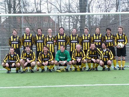 Zie het verslag voor de namen van de spelers van oud HVV 1