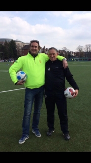 Jan Hein van Riel met de hoofdscheidsrechter