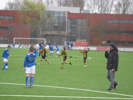 Joris, Doeke en Tibor vieren de 3e HVV-goal.
