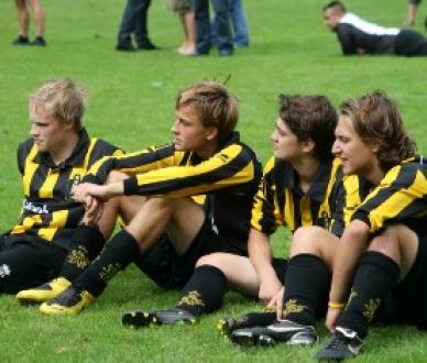Wie de jeugd heeft .... op bijgaande foto vier spelers van HVV 1, die afgelopen seizoen nog in HVV A1 speelden en nu debuteerden bij de kroonleeuwen.