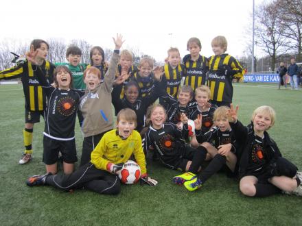 De teams van Graaf Willem E1 en HVV E2, na hun leuke oefenwedstrijd op de Roggewoning.