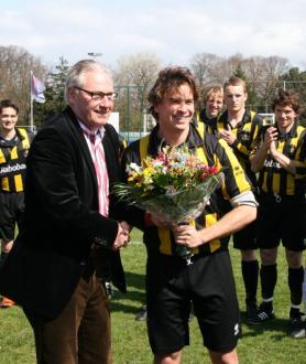 Derick Mekking bij de huldiging van zijn 395e wedstrijd in april 2012 met naast hem Frank Bijloos (foto: Marjolijn Bijloos)