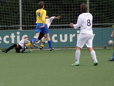 HVV 3 komt op 1-0 in de thuiswedstrijd tegen Zoetermeer