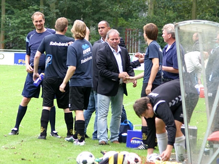 HVV wint op 1 september 2012 de openingswedstrijd van het seizoen bij GDA, Albert van der Dussen (midden) te midden van de felicitaties