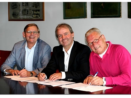 Een stralende Albert van der Dussen met links voorzitter Ruud Paardekooper en rechts HVV-voorzitter Frank Bijloos