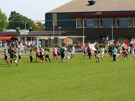 Op 8 mei 2011 speelden beide teams voor de competitie voor het laatst tegen elkaar
