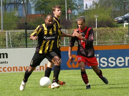 Sanjesh (met de hem kenmerkende duw met de arm) hier in duel tegen Papendrecht (22 april 2012)