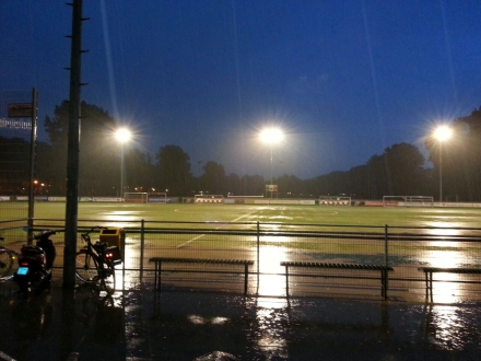 Het veld van HMSH na 45 minuten voetbal