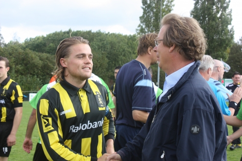 Clemens Levert ontvangt bij de wedstrijd tegen Delft de felicitaties van HVV voorzitter Tonie Boven