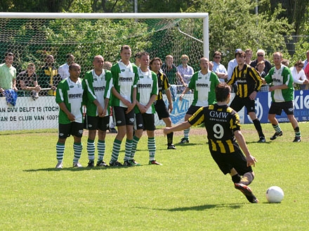 Een scherp aangesneden vrije trap in de uitwedstrijd tegen Delft (28 mei 2012)