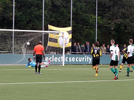 Diederik Janssen (geheel rechts met aanvoerdersband) opent uit een strafschop de score (1-0)
