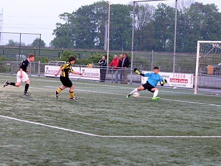Gijs Moens speelt verdediger en keeper uit: 2-0