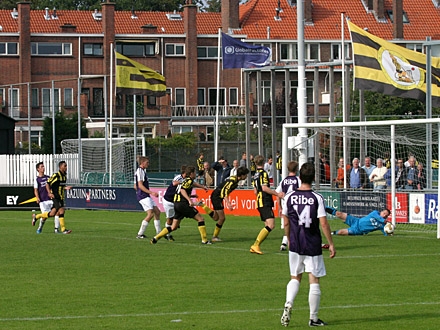 Joppe van der Bruggen (2e van rechts) kopt de bal langs de ROAC doelman, het is 1-1 geworden
