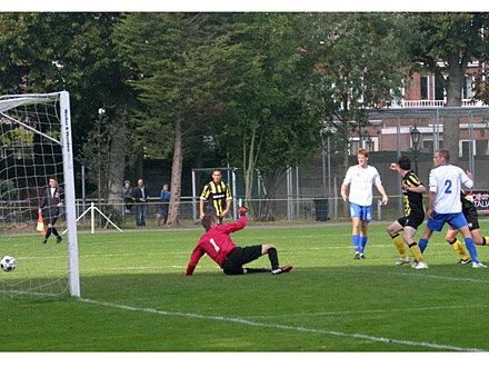 Roderick Renshof (rechts) ziet zijn inzet gekeerd maar Joppe van der Bruggen (geheel rechts en niet goed zichtbaar) schiet de rebound binnen (1-1)