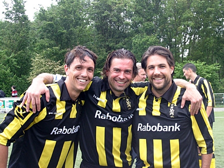 Midas (links) na de gewonnen beslissingswedstrijd op 14 juni 2015 tegen Charlois, met Derick Mekking en Fred Mansell (r)