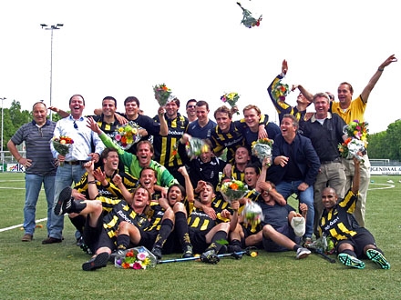 Succes voor Pieter Bas en HVV 1 met de promotie naar de Tweede Klasse (25 mei 2014)