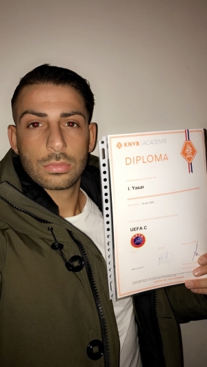 Ismail Yasar toont trots zijn diploma