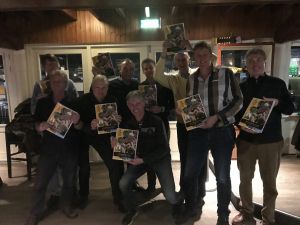 Eerste verzamelalbum HVV voetbalplaatjes uitgereikt aan Veteranen B
