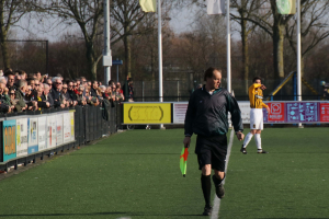 Evert Jelgerhuis Swildens in zijn 499e wedstrijd als assistent-scheidsrechter
