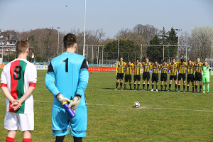 Een minuut stilte ter nagedachtenis van Max Colthoff. Foto: Aad van der Knaap (Haaglanden Voetbal)