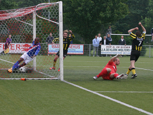 HVV maakt 4-3 tegen SV Charlois in de beslissingswedstrijd (14-jun-2015)