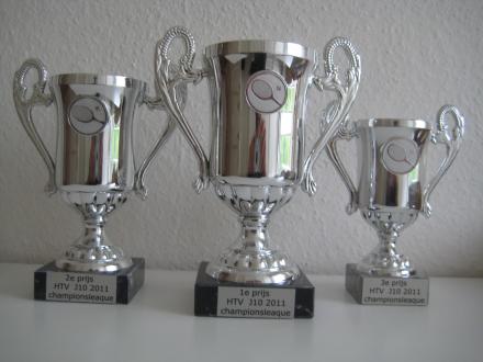 De drie prachtige prijzen van de HTV J10 championsleague.
