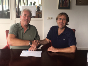 Robbert-Jan Brugman (links) en Jeroen Smits (voorzitter Koninklijke HC & VV) ondertekenen het contract
