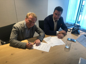 Mark van Beusekom (links) en Rik Stikkelbroeck (rechts) ondertekenen het contract