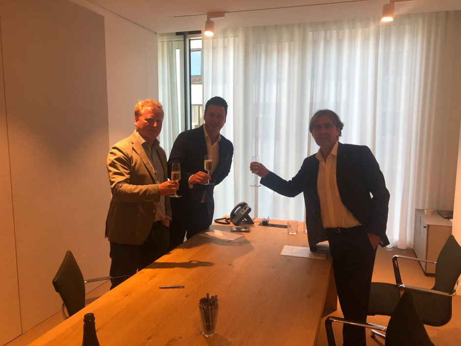 Vlnr: Mark van Beusekom, Rik Stikkelbroeck en Jeroen Smits (voorzitter Koninklijke HC & VV) toasten op de nieuwe overeenkomst