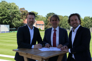 Van links naar rechts: Harry Wientjens (Rabobank), Jeroen Smits (voorzitter Koninklijke HC & VV) en Jochem Ovaa (Rabobank)