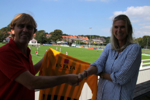 Algemeen voorzitter Jeroen Smits en Margot Koesen met het nieuwe, door Estata Makelaars gesponsorde, shirt.