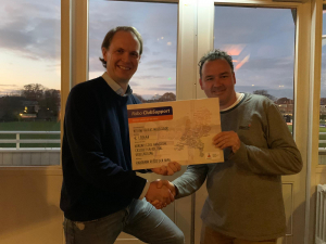 Maarten Lindner (Rabobank) overhandigt de cheque aan penningmeester Roeland Engelen