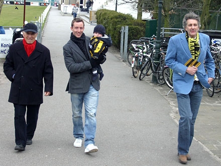 Max Colthoff (l) en Lucas van der Gun (gedragen door vader Cedric) op weg om het jubileum te openen, rechts Jan Nuijten
