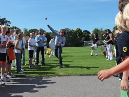 Wicketkeeper Jeroen Smits bowlt een heel belangrijke bal