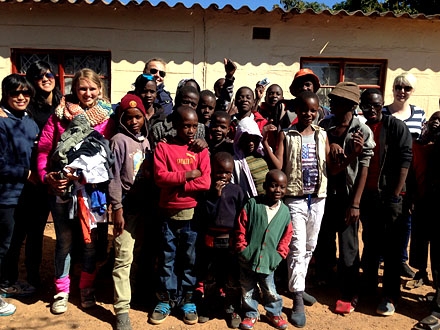 Een aantal kinderen van het weeshuis in Zimbabwe