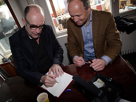 Bart Chabot (l) en Jacob-Jan Esmeijer (r) druk met signeren